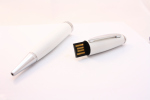 La publicidad de memoria USB con una pluma Blanco