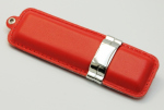 Pendrive con logo personalizado con diseño clásico de cuero ecológico rojo