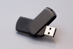 La variante totalmente de plástico de la popular memoria USB Twister: negro