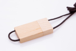 Memoria USB de madera con un cordón con madera clara