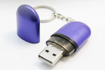 La memoria USB de plástico en una cápsula azul