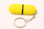La memoria USB de plástico en una cápsula amarillo