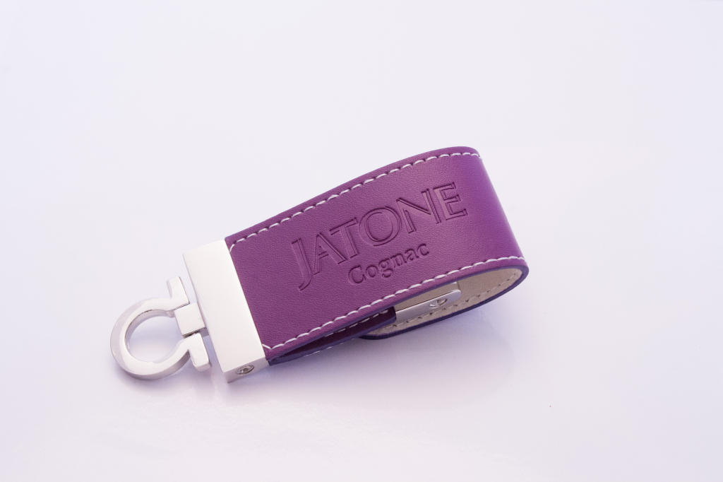 Memoria USB con el logotipo en relieve