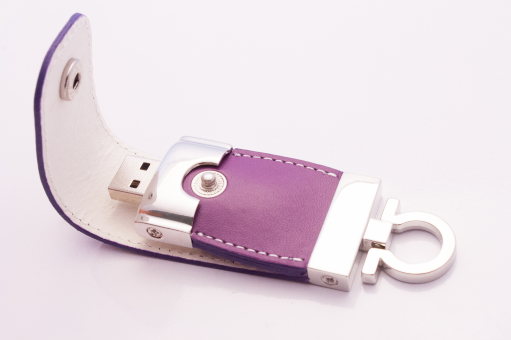 Memoria USB con el logotipo en relieve