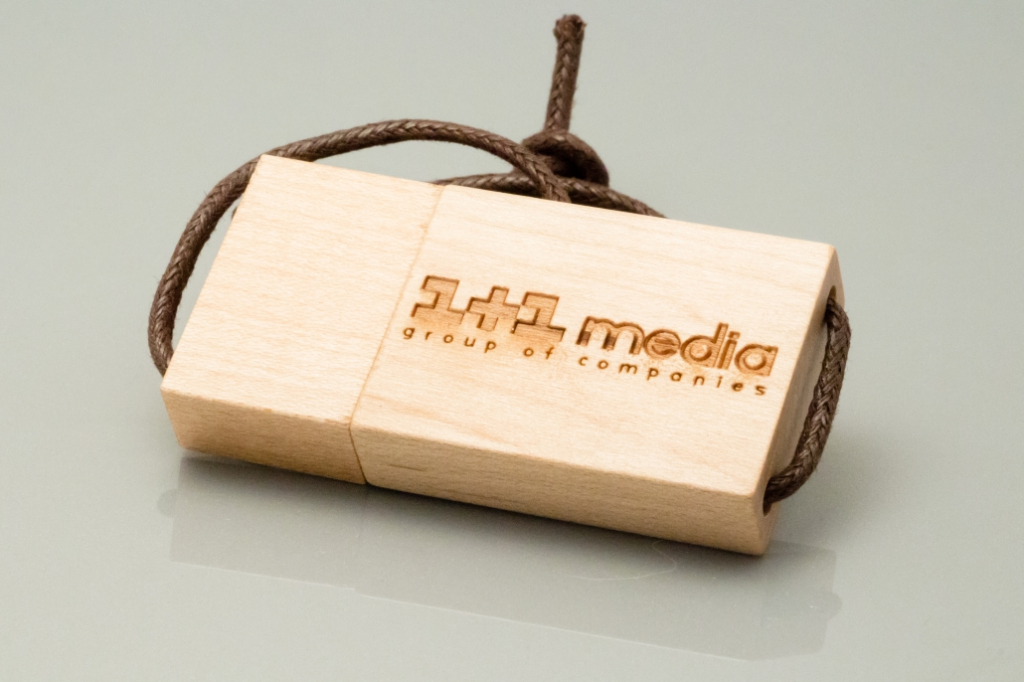 Memoria USB de madera logo grabado