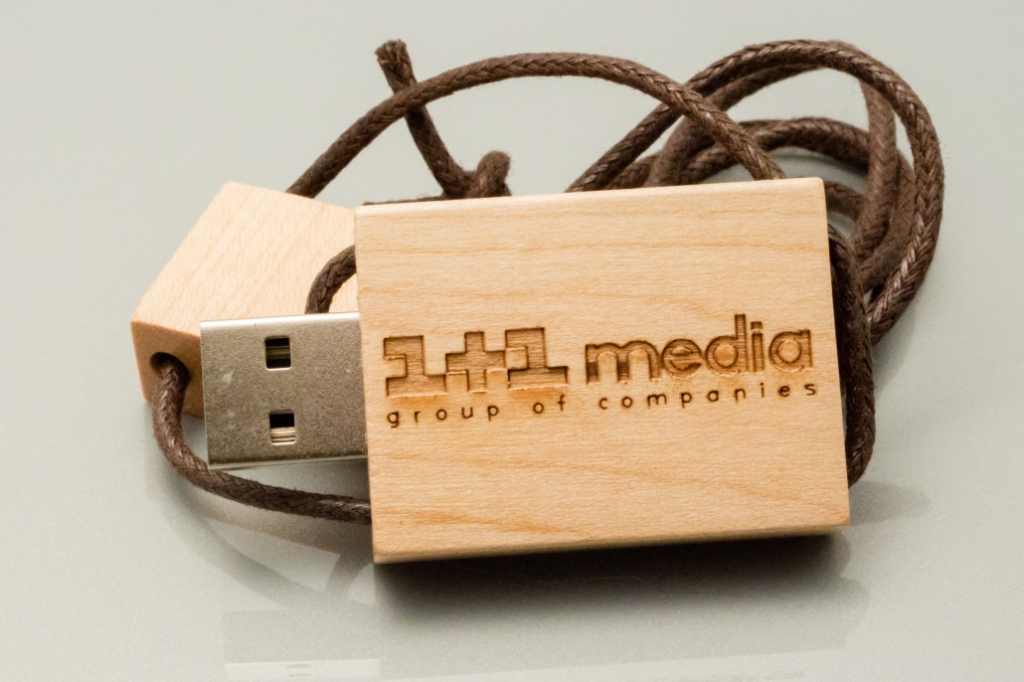 Memoria USB de madera logo grabado