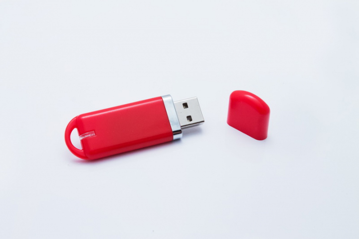 nuez solidaridad Influyente Pendrive baratos de plástico rojo - USBprezent